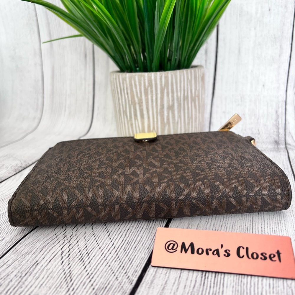 Michael Kors Wallet - Picture 6 of 9